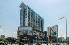 <b>出格值得一提的是项目采用的“呼吸式幕墙”系</b>